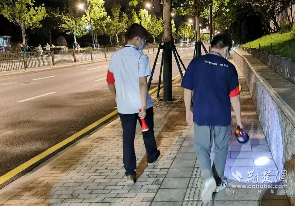 |防汛哨棚里的凌晨交接班