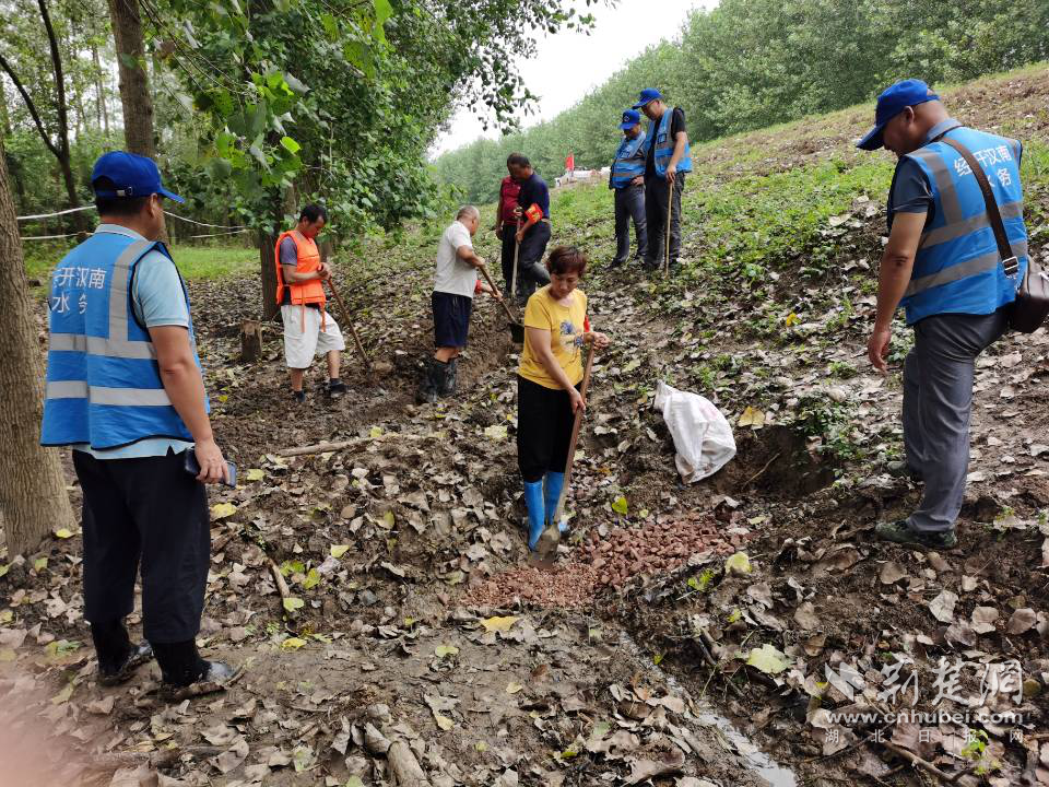 |武汉开发区：哨长夫妻携手奋战防汛一线