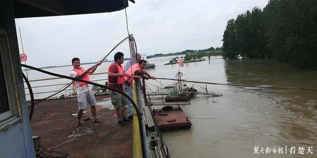 |惊险！长航武汉公安紧急救援码头遇险趸船