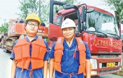 河南“00后”大学生来父亲工地勤工助学 父子俩同进防汛突击队(最新发布)