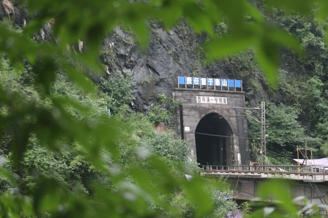 徒步走|大雨来袭！两位老兵徒步走进深山里