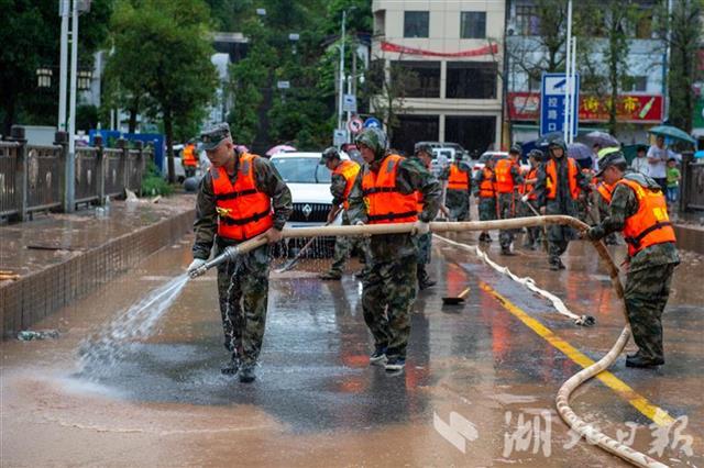 |湖北建始：暴雨引发城市内涝 救援队伍迅速抢险