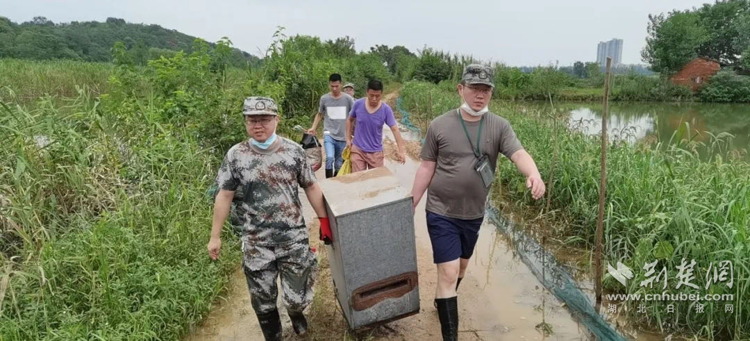 |这个突击队长两天不眠不休 转移泄洪区300余人后累倒