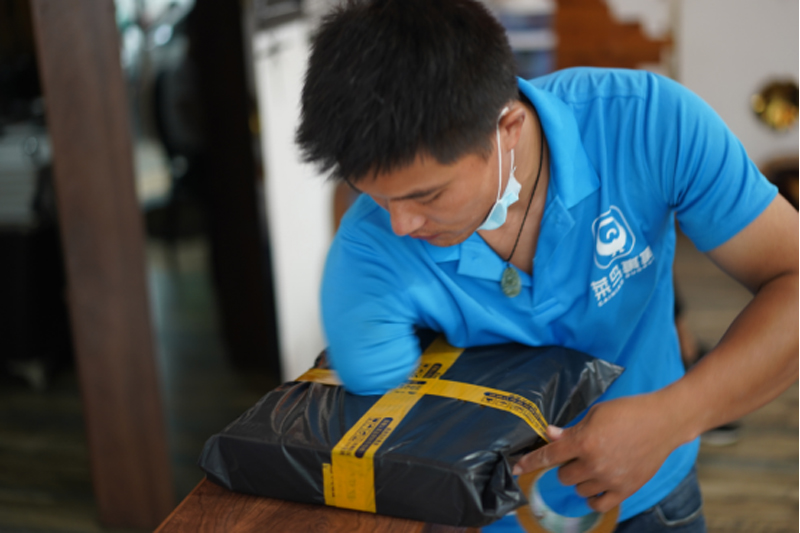 |襄阳独臂快递员带着全家创业忙