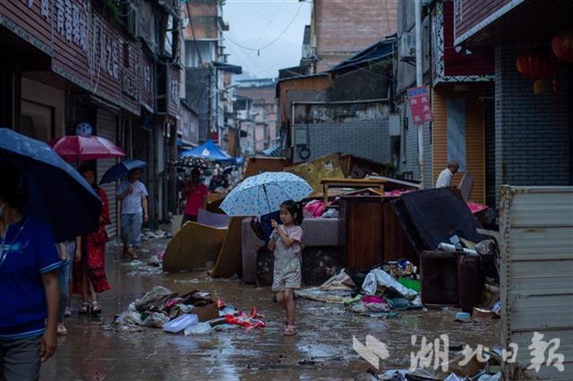 |恩施城区积水缓慢消退 当地迅速开展清淤、保洁和修复等工作