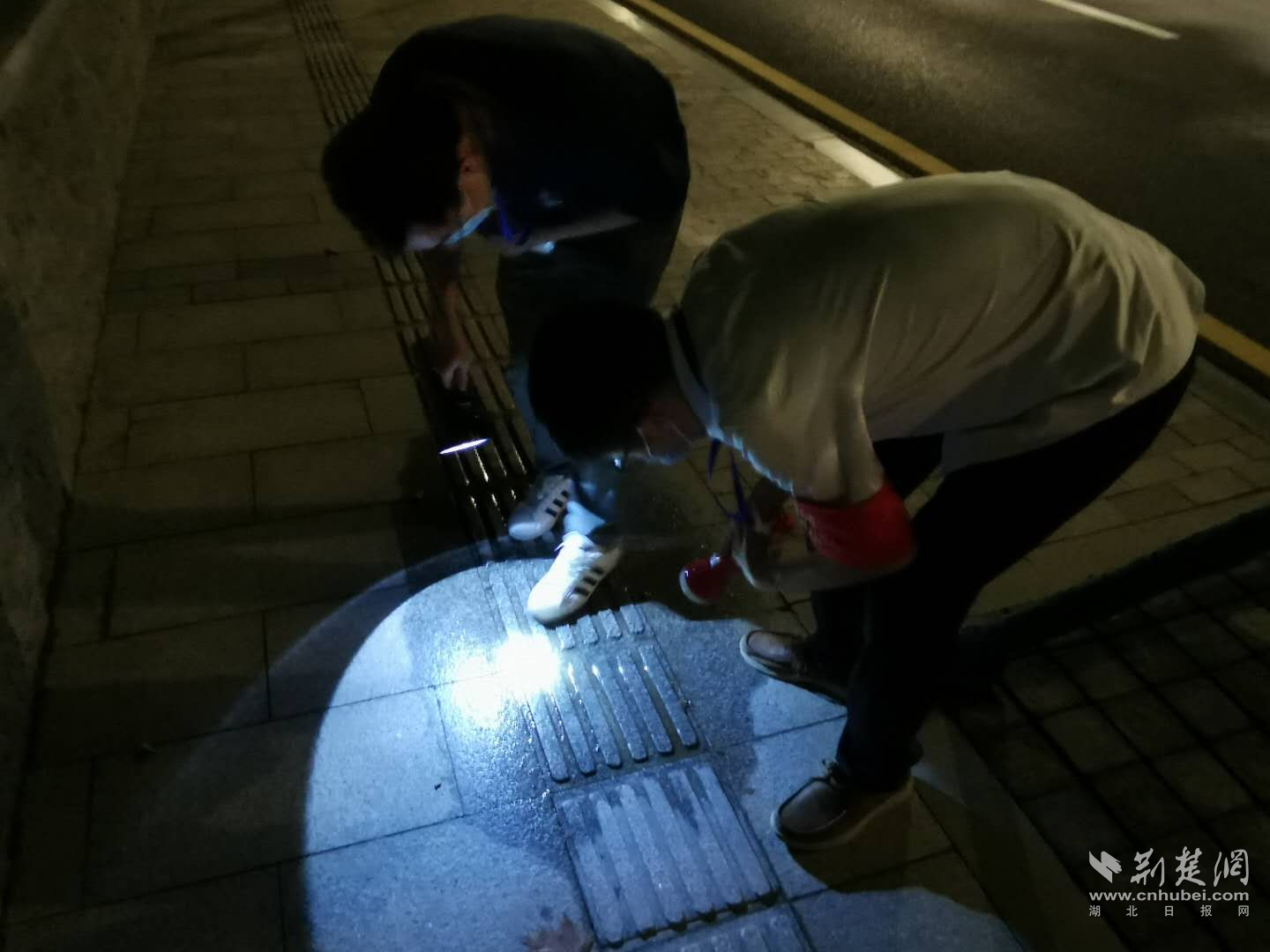 |防汛哨棚里的凌晨交接班