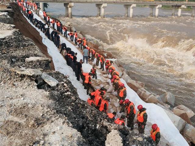 |空降兵某部黄继光连24小时奋战阎家河