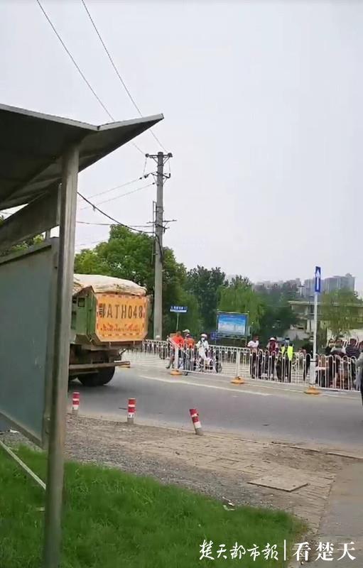 |共享单车与渣土车相撞，骑车男子不幸身亡