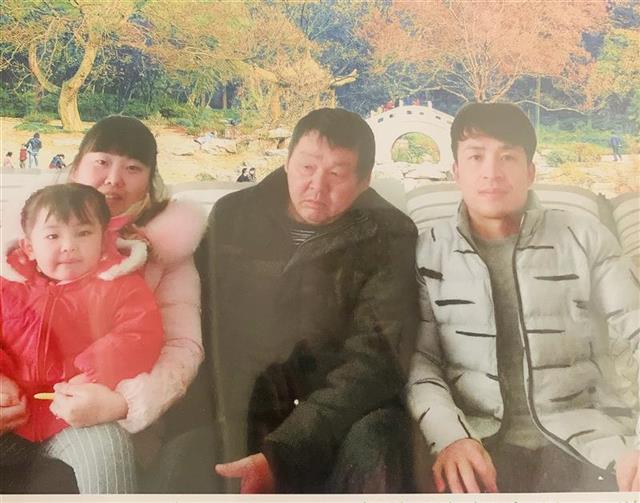 |父亲在家才是完整的，父亲瘫痪卧床不起，孝女十一年如一日照料