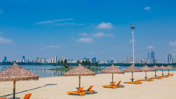 阳光沙滩遮阳伞 一起去东湖沙滩浴场清凉一夏