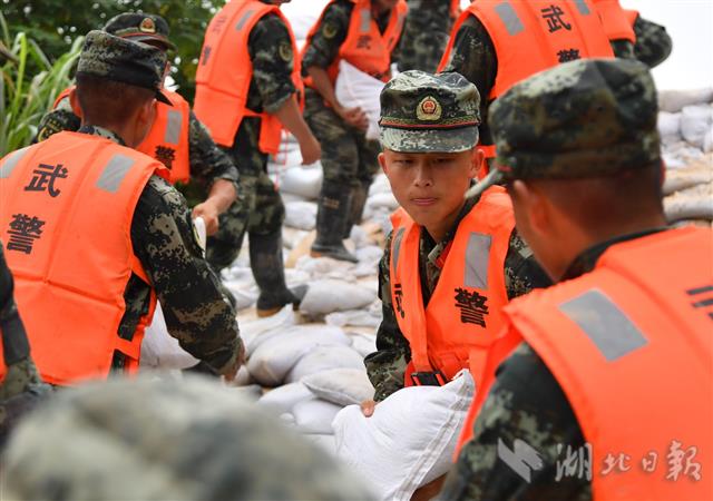 |00后战士主动请战抗洪