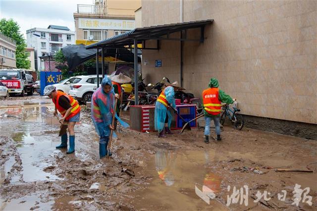 |湖北建始：暴雨引发城市内涝 救援队伍迅速抢险