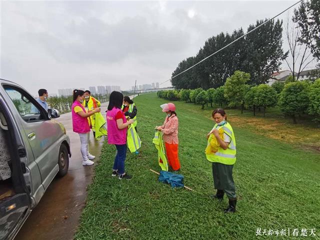 |义务“洗衣队”帮助巡堤人员洗反光背心