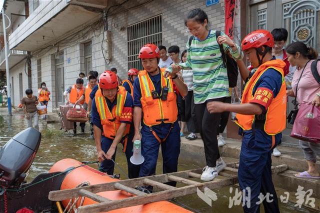 |长途奔袭，只为送中考学子回家（组图）