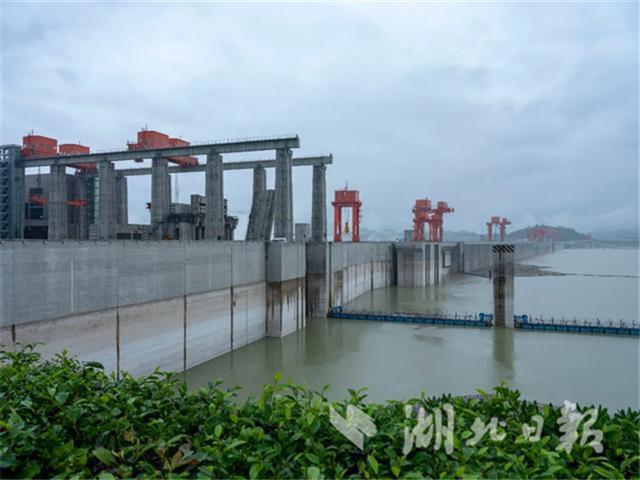 |长江洪水持续上涨 三峡枢纽拦洪发电双管齐下