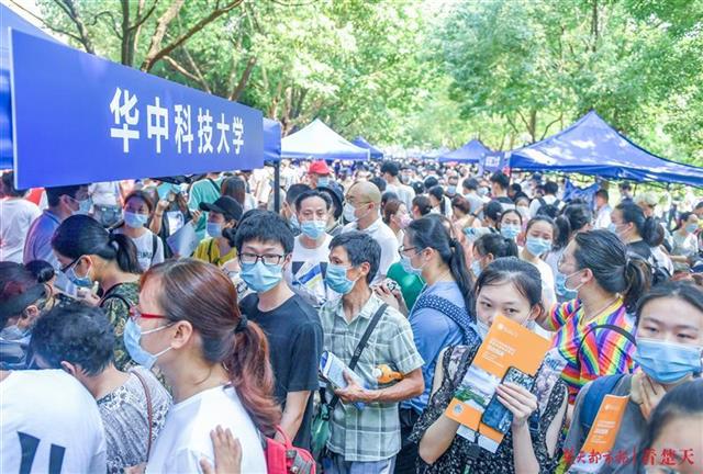|江汉大学举行校园开放日，湖北省19所名校到场和考生面对面