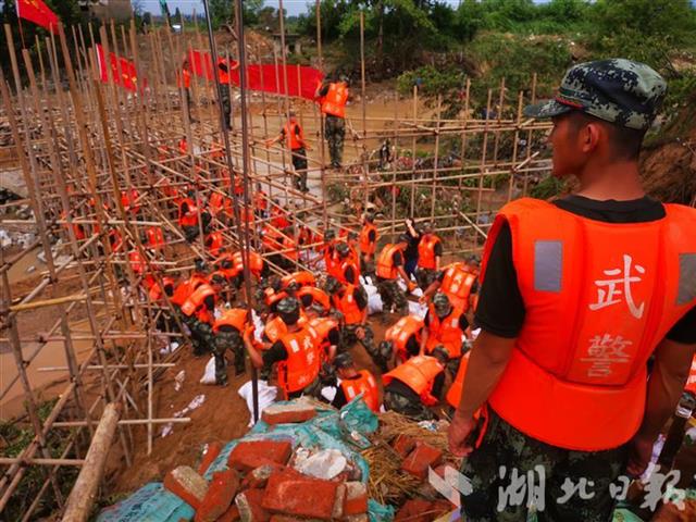 |“快！快！跑起来！”武警官兵与民兵携手筑坝