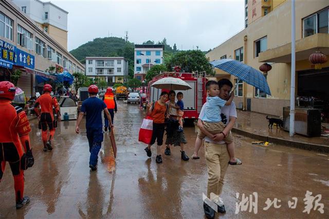 |湖北建始：暴雨引发城市内涝 救援队伍迅速抢险