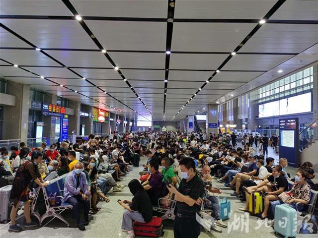 |受暴雨影响列车限速宜昌东站部分列车晚点