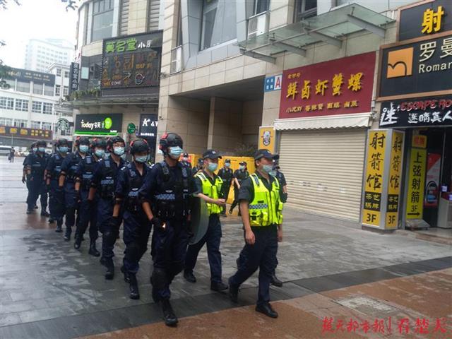 |武汉首支综合巡查队上路， 要求“骂不还口，打不还手”