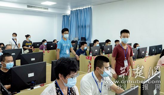 |记者探访黄石中考阅卷现场 预计7月31日中考成绩放榜（组图）