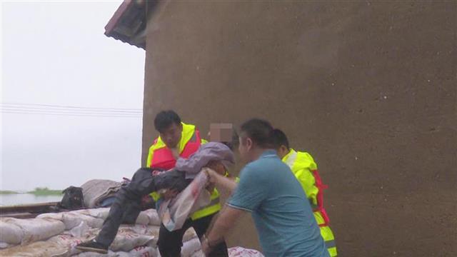 |“我年轻、力气大，让我来！”90后民警抱着“90后”老人转移