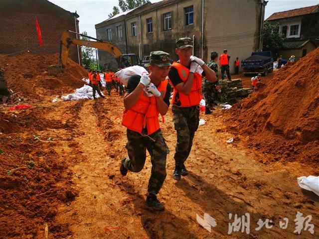 |“快！快！跑起来！”武警官兵与民兵携手筑坝