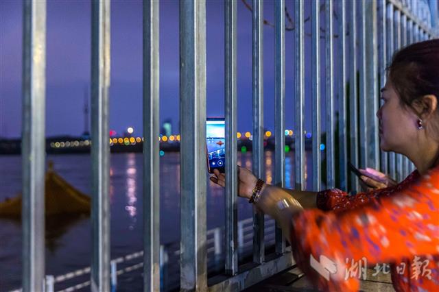 |武汉市民平静应对长江洪水