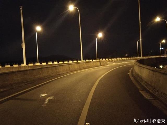 |货车掉落板材占压半幅匝道，城管连夜处置恢复道路畅通