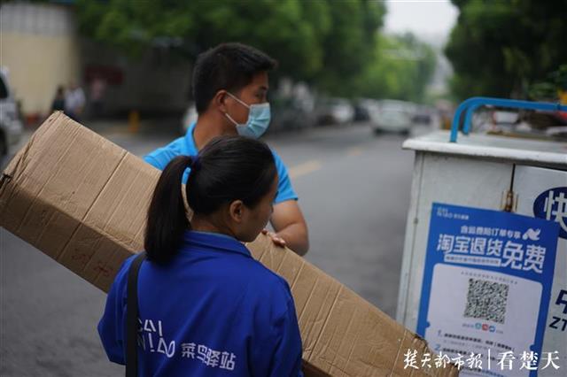 |【视频】湖北独臂快递员：一只手带着全家创业，买下学区房