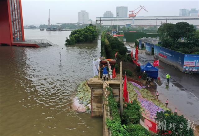 |“长江2号”来临前：江城人的坚守和乐观