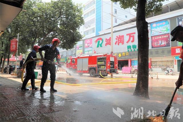 |江西抗洪清淤一线湖北消防助力恢复生产生活