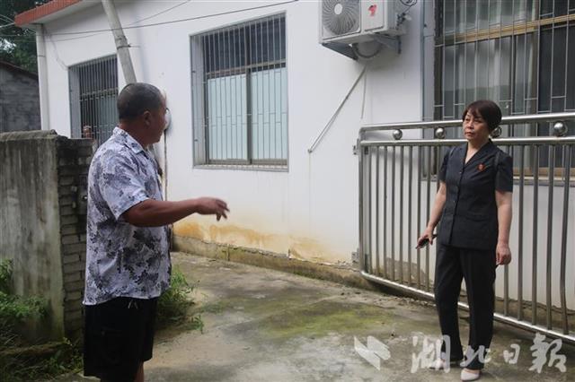 |房屋现裂缝状告泥瓦工赔偿损失 法官现场释法促调解