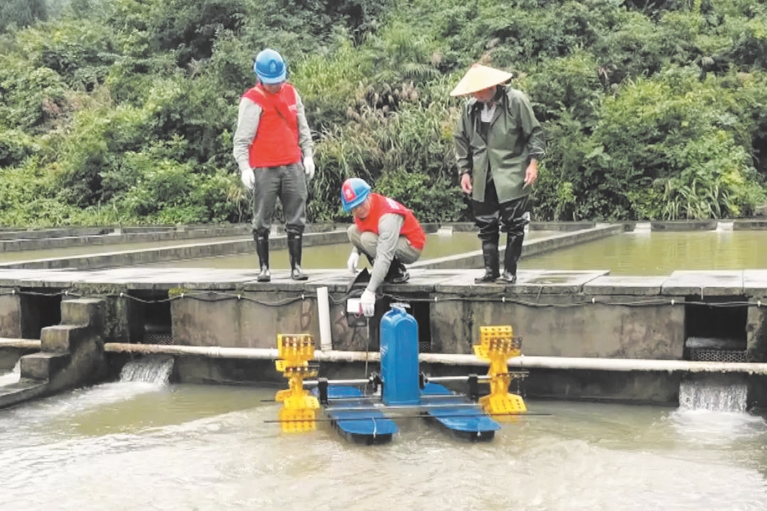 |翻山淌水恢复供电 跑山电工紧急抢修多个断电区域