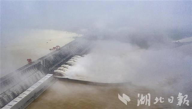 |三峡大坝七孔泄洪