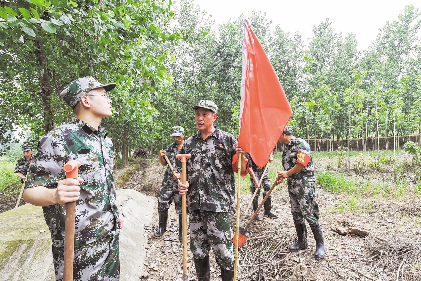 |咸安老党员三上江堤