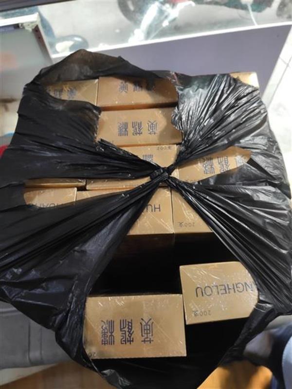 |粗心乘客大意丢失15条香烟，公交司机拾到后如数奉还