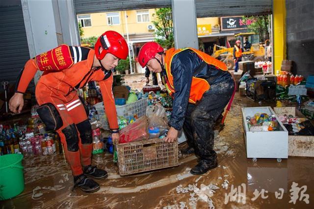 |湖北建始：暴雨引发城市内涝 救援队伍迅速抢险