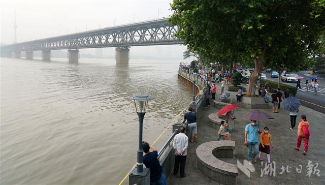 |“长江2号”来临前：江城人的坚守和乐观