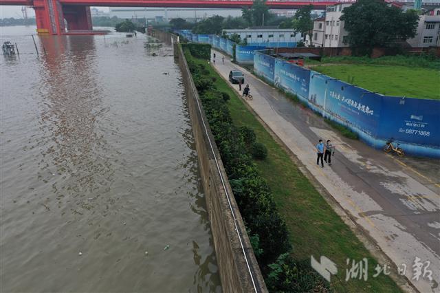 |“长江2号”来临前：江城人的坚守和乐观