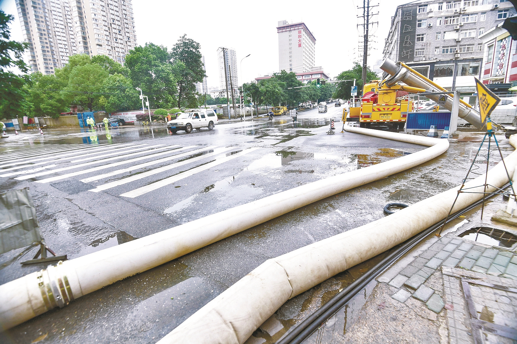 |水务人员提前值守 23小时抽排2400万立方米 一夜暴雨后武汉三镇无明显渍水