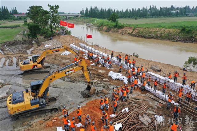 |军民联手封堵两百米长溃口