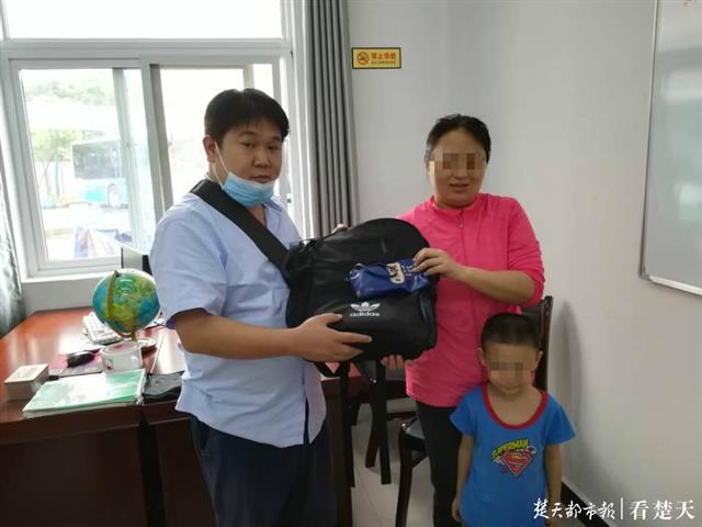 |乘客弄丢巨额拆迁款，公交安全员捡到及时归?还