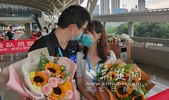 |湖北援京医疗队 战疫夫妻站台上庆祝结婚10周年