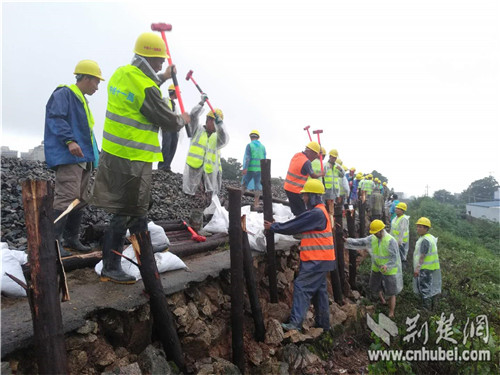 |黄梅持续暴雨引发险情 在汉央企全力组织抢险救援