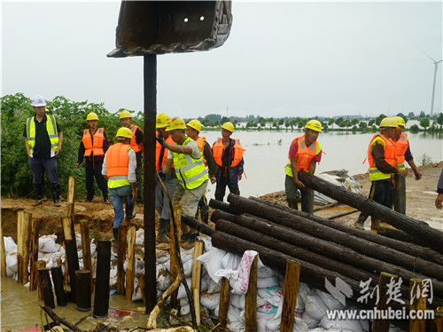 |黄梅持续暴雨引发险情 在汉央企全力组织抢险救援