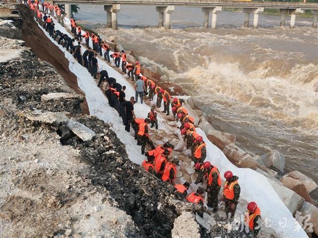 |麻城举水河堤发生200米护坡塌方：目前滑坡险情已初步得到控制