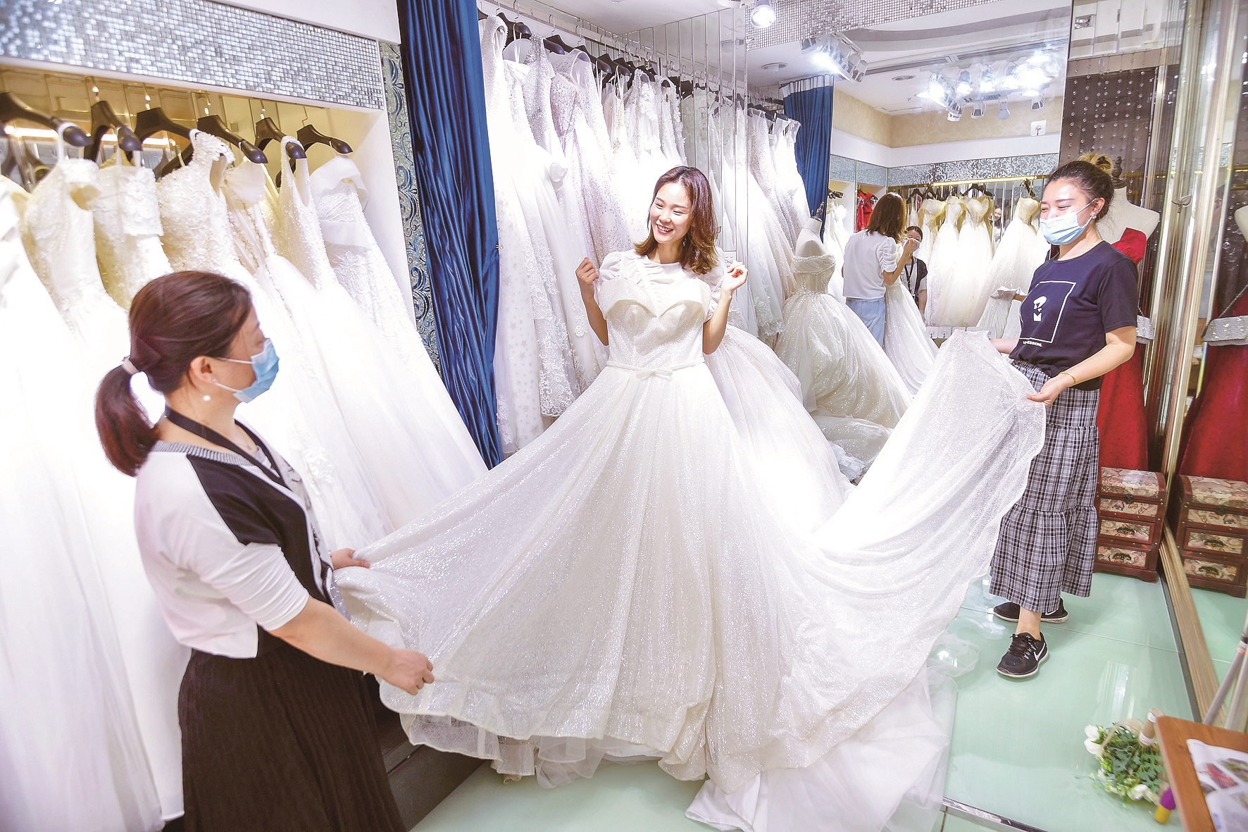 婚纱店店员表示看好下半年的市场
