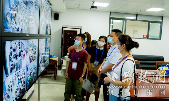 |记者探访黄石中考阅卷现场 预计7月31日中考成绩放榜（组图）