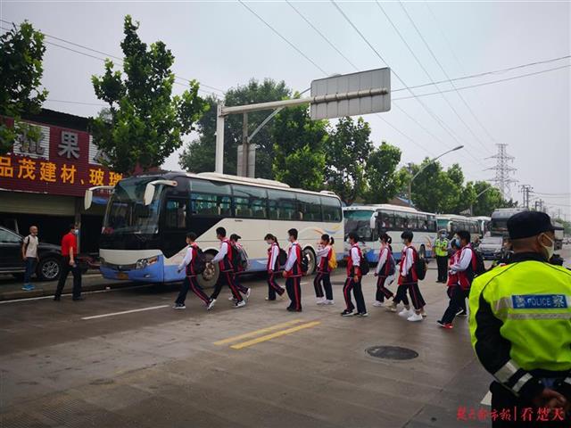 |中考首日：汉警快骑开道警车前后护卫5辆送考大巴，中途借道武钢厂区